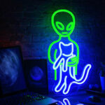Green Alien Holding Cat – Neon Sign with Blue Glow for Modern & Sci-Fi Decor